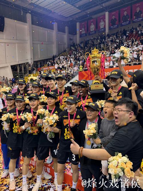 广东男篮比赛迎来听障女篮队员观赛