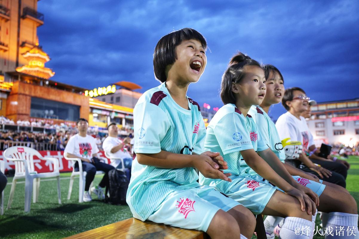 名宿助阵传授经验,少儿足球联赛点燃少年追梦热情。 名宿助阵传授经验,少儿足球联赛点燃少年追梦热情。